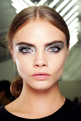 Los ojos serán el centro de atención para la primavera-verano del 2013. Dior escogió párpado con joyas, Donna Karan utilizó mascara rosa y Chanel prefirió el plata. Las sombras metálicas reinaron en Versace.