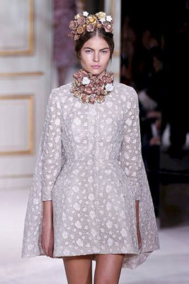 Contrastes y feminidad en colección de Giambattista Valli