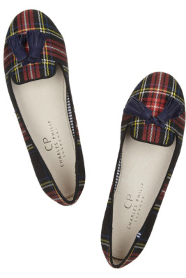 Tartan steps. Loafers de estampado tartán by Charles Philip.