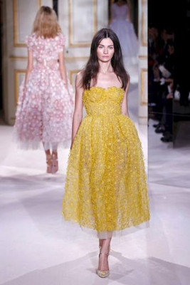 Contrastes y feminidad en colección de Giambattista Valli