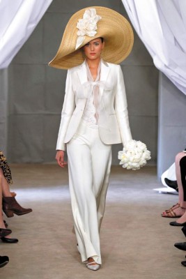 Si te gusta ser el centro de atención y no temes experimentar las tendencias o romper las reglas, eres una novia avant garde. De ahí que tu apuesta son los detalles que te hagan resaltar como un sombrero oversize o un headpiece llamativo. Si tu boda civil se lleva a cabo en un setting casual atrévete a utilizar un pant suit blanco al estilo de Carolina Herrera, mientras que si buscas un look más femenino para la ceremonia arriésgate con un low cut backless design o un mini dress.No olvides incorporar los detalles modernos a la decoración con colores llamativos e incluso reparte unos creativos cookie treats en forma del groom & bride. Los accesorios de color también son ideales si buscas destacar, no temas al ser diferente y reflejar tu personalidad, es tu día!