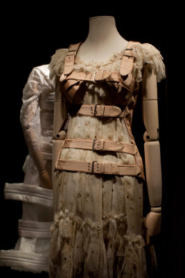 Inauguran exhibición ‘Las Apariencias Engañan: Los vestidos de Frida Kahlo’