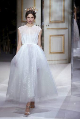 Contrastes y feminidad en colección de Giambattista Valli