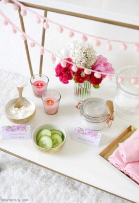 3. Spa en casa. A aquellas madres que les gusta ir al spa y que las consientan, puedes prepararles un día de tratamientos de belleza en casa. Hay varias cosas que podemos hacer en casa. Empezando con un mascarilla de avena y miel para el rostro o un tratamiento hidratante para el cabello a base de aguacate y aceite de oliva. Mientras tienen esto puesto ustedes les pueden exfoliar y hacer un masaje de manos y pies, finalizando con pintado de uñas en su color favorito.
