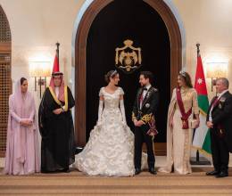 Luego de una hermosa ceremonia, el príncipe Hussein de Jordania y su esposa Rajwa al- Saif protagonizaron una elegante recepción nupcial en el palacio de Al Husseiniya, acompañados de sus padres, miembros de la familia real hachemita, jefes de estado extranjeros y árabes y funcionarios de alto rango.