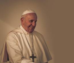 A lo largo de su pontificado, el Papa Francisco nos dejó momentos que quedarán en la memoria del mundo; que no solo reflejaron su liderazgo espiritual, sino también su cercanía con las personas, su humildad genuina y su compromiso por una Iglesia más humana. Fueron mensajes silenciosos que decían todo. A continuación, te presentamos una selección de escenas que definieron su legado.