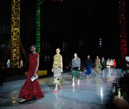 La transformación del mundo natural forma parte del ADN de Chanel. Desde el amor de Gabrielle Chanel por la simplicidad de los colores y materiales naturales, hasta la exuberancia iridiscente de la fantasía y el adorno, ambos códigos se reflejan en la colección Fall Winter 2026/2027 presentada por el director artístico, Matthieu Blazy.