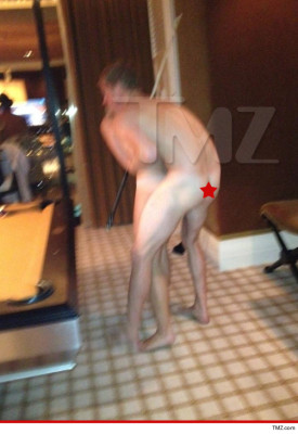 Príncipe Harry al desnudo