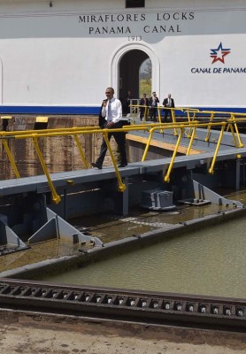 Obama visita el canal de Panamá