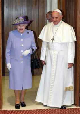 Isabel II arriba al Vaticano