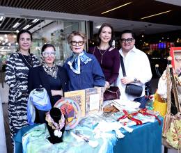 El espíritu de la Navidad se hizo presente en Jingle &amp; Mingle Market, que reunió a una variedad de emprendedores en La Galería, donde exhibieron y vendieron sus productos. Los asistentes disfrutaron de chocolate caliente y vino, mientras participaban en dinámicas y premios especiales por sus compras, en un ambiente que celebró la magia de la temporada navideña.