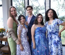 El restaurante La Cumbre se convirtió en el escenario perfecto para el Senior Breakfast 2026 de Dowal School. Entre naturaleza y risas que se mezclaban con el clima fresco de la mañana, los estudiantes disfrutaron de un encuentro lleno de nostalgia y buena vibra. Fue una ocasión especial para revivir recuerdos, celebrar las amistades que marcaron su paso por high school y crear nuevos momentos antes de cerrar esta etapa tan significativa.