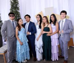 Vestidos de gala y con la emoción a flor de piel, los Seniors 2026 de la International School of Tegucigalpa celebraron un elegante almuerzo para compartir y crear nuevos recuerdos. La cita fue en La Reserva Event Center, donde los jóvenes disfrutaron una tarde entre risas, fotos y la ilusión de que la graduación está cada vez más cerca.