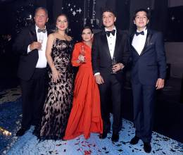 La celebración de los Seniors 2026 de la Escuela Americana de Tegucigalpa fue aún más especial gracias a la presencia de sus seres queridos. Padres, familiares y amigos se unieron a esta emotiva velada, compartiendo memorias inolvidables. Aquí te dejamos las fotos.