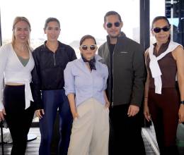 Zielo Rooftop se convirtió en el escenario perfecto para Barre and Brunch: Move with Grace in Balance, una experiencia presentada por Revista Estilo y BARUCH pensada para conectar cuerpo y mente en un ambiente sofisticado y relajado. Con una vista privilegiada a la ciudad, las asistentes participaron en una clase de barre dirigida por la coach Natalia Loyd. Al finalizar, disfrutaron de un brunch de cuatro tiempos, un espacio ideal para compartir, relajarse y extender la experiencia en compañía