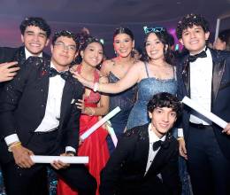 Los seniors 2026 del Liceo Franco Hondureño disfrutaron de su fiesta de graduación llena de música, baile y momentos que quedarán para siempre en sus corazones. Rodeados de sus seres queridos, celebraron el cierre de una importante etapa de sus vidas.