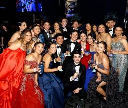 Los Seniors 2026 de Macris School vivieron una noche inolvidable en el Centro de Convenciones del Hotel Honduras Maya, celebrando junto a familiares y amigos el cierre de una importante etapa. Entre música, selfies, brindis y emotivos recuerdos, los nuevos graduados disfrutaron de una velada llena de alegría y emociones que se prolongó hasta el amanecer, quedando grabada para siempre en sus corazones.