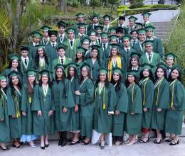 Entre aplausos, sonrisas y emotivos momentos compartidos con familiares y amigos, los 53 alumnos de la promoción 2026 de la Academia Los Pinares celebraron su graduación en una ceremonia llena de significado. El acto marcó el cierre de una inolvidable etapa estudiantil y el comienzo de nuevos sueños y oportunidades para los jóvenes graduandos.