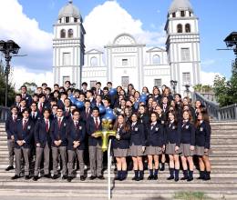 La clase 2026 de la Escuela Americana de Tegucigalpa participó con emoción en una hermosa misa de acción de gracias celebrada en la Basílica de Nuestra Señora de Suyapa, donde el padre Carlo Magno ofreció una liturgia cargada de mensajes y bendiciones por esta etapa que culminan y la nueva que comienzan.