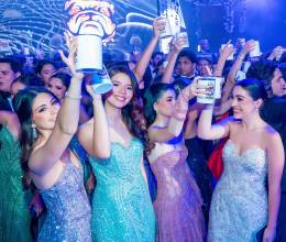 La esperada gala de la Promoción 2026 de la Escuela Internacional Sampedrana (EIS) se convirtió en una velada inolvidable, marcada por el glamour, la alegría y laemoción de los jóvenes que celebraron juntos una de las etapas más significativasde su vida estudiantil.La exclusiva celebración tuvo lugar en el salón Napoleón del Hotel Copantl &amp;Convention Center, donde los futuros graduados se reunieron para disfrutar de una noche llena de elegancia y momentos memorables.
