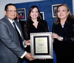 Dicen que la vida es efímera, pero el arte permanece. Esa frase cobró vida durante la exposición in memoriam de las acuarelas del recordado arquitecto Rolando Ríos, presentada por el IHCI junto al Club Rotario San Miguel de Heredia Tegucigalpa. En la imagen, de izquierda a derecha, Elmer Montalván, Valeria Ríos y Doraydee Castellón-Ríos
