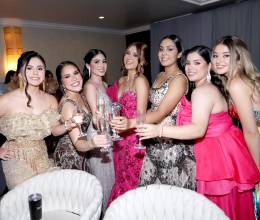 La llegada de los invitados marcó el inicio de una noche inolvidable en la fiesta de los Seniors 2026 de la Academia Los Pinares. Familiares y amigos desfilaron con elegancia, luciendo sus mejores atuendos y uniéndose a una velada llena de estilo, entusiasmo y grandes expectativas para una celebración única.