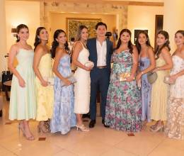 El salón Real del Hotel Real Intercontinental fue el escenario elegido por el gabinete de padres de familia para que la clase 2026 de la Escuela Internacional Sampedrana celebrara su esperado senior breakfast. Las alumnas lucieron elegantes vestidos de cóctel y los varones blazers en tonos suaves, en un ambiente que evocó el encanto de la Costa Amalfitana.