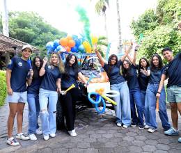 Con gran alegría, la generación 2026 de Discovery School se reunió en el restaurante La Cuisinette para celebrar su último primer día de clases. Tras un cálido desayuno junto a sus padres, los jóvenes se movilizaron a su escuela en motocicletas y autos decorados con globos, donde fueron recibidos con entusiasmo por los demás estudiantes.