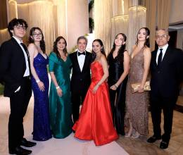 El Prom de los Seniors 2025 de la Escuela Americana de Tegucigalpa se vivió en un ambiente cargado de emociones, elegancia y momentos inolvidables. Familiares, amigos y seres queridos acompañaron a los graduandos en esta noche tan especial, compartiendo abrazos, risas y brindis que quedarán para siempre en el recuerdo.