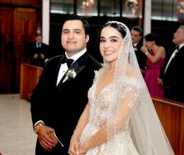 El noviazgo de Susana Gamero Cardona y Basilio Vaclab Fuschich culminó felizmente en el altar del Cristo Crucificado de la iglesia María, Reina del Mundo de San Pedro Sula, donde la pareja unió sus vidas en una hermosa ceremonia oficiada por el arzobispo Alfonso Cortés de León, México, quien llegó especialmente para bendecir el nuevo matrimonio