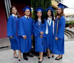 Los seniors 2025 de la International School of Tegucigalpa celebraron su graduación en una emotiva ceremonia cargada de ilusión y orgullo. Vestidos con toga y birrete, los jóvenes recibieron sus títulos de high school, marcando el inicio de una nueva etapa llena de metas, aprendizajes y futuros prometedores. En la foto: Andrea Mercadal, Sebastián Suárez, Ana Zúniga, Natalia Artola y Camila Coca.