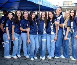 Llenos de entusiasmo y con mucha alegría por el inicio de su último año en la secundaria, los 129 seniors de la Escuela Internacional Sampedrana llegaron al parqueo del Comisariato Los Andes para celebrar a lo grande. Vistiendo jeans y camisetas con el logo de la institución, los futuros bachilleres fueron acompañados por sus padres, quienes se unieron a la caravana que partió hacia la Escuela, donde los esperaba las autoridades educativas y alumnado para festejar por su last first day.