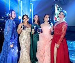 Una noche mágica e inolvidable vivieron los seniors 2025 de Intercontinental School durante su prom. Con elegantes atuendos y muchas sonrisas, los estudiantes desfilaron hacia la pista acompañados de sus padres, listos para celebrar el cierre de una etapa y dar la bienvenida a nuevos comienzos. Entre risas, abrazos y buena música, la emoción fue la gran protagonista de la velada.