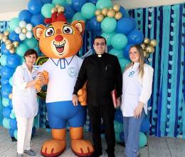 Mónica Weddle, el padre Carlo Magno y Monique Weddle, durante la celebración del 50 aniversario de Macris Kindergarten. La institución, fundada en 1975, nació del sueño de Mónica Weddle, una maestra visionaria, que quería crear un espacio donde los niños no solo aprendieran conocimientos académicos, sino también principios y valores que los acompañaran toda la vida.