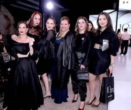 La segunda noche de BAC Estilo Moda 2025 estuvo cargada de emoción y estilo. Las colecciones Spring-Summer 2026 de los diseñadores hondureños iluminaron la pasarela con propuestas llenas de creatividad y visión. La velada también tuvo un momento especial con la presentación de Most Dangerous City, quienes encendieron el escenario y conquistó a los asistentes con su música vibrante. Y como cierre perfecto, la energía continuó en los pop-ups donde modelos, diseñadores, influencers e invitados disfrutaron de experiencias únicas que convirtieron la noche en un verdadero festival de moda y lifestyle.