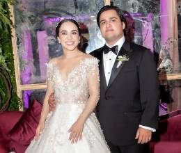 Luego de celebrar su unión matrimonial en una emotiva liturgia, Susana Gamero y Basilio Fuschich protagonizaron una regia fiesta nupcial en en el salón Napoleón del Copantl Convention Center, donde se recreó un ambiente elegante y moderno, con detalles personalizados y donde la alegría fue el elemento principal.