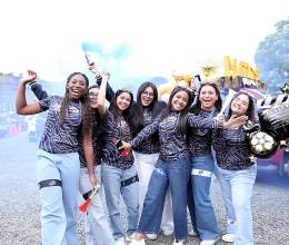 Lights, camera... seniors! La generación 2026 de la International School of Tegucigalpa arrancó su último año con una jornada llena de alegría. Primero compartieron un cálido desayuno junto a sus seres queridos y luego, entre risas y emoción, se lanzaron en una colorida caravana de vehículos decorados que los llevó hasta la escuela, donde la verdadera fiesta apenas comenzaba.