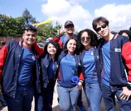Inspirados en la emoción del mundial de fútbol, los seniors 2026 de Dowal School celebraron su primer día de clases con una vibrante caravana. Entre bailes, música y mucha alegría, marcaron el inicio de su último año de high school, listos para vivirlo al máximo y coleccionar recuerdos inolvidables.