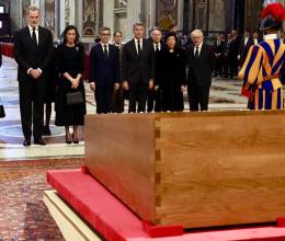 Los Reyes de España rinden homenaje al Papa Francisco en el Vaticano