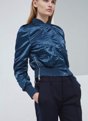 El aire sporty se salta las normas las bombers, los tennis y las booties con vestidos te vestirán de arriba abajo.