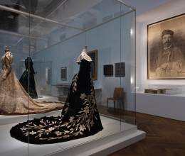 Una exposición en París muestra diseños de Charles Worth, considerado el padre de la Alta Costura, que nació hace 200 años, destinado a revolucionar el universo de la moda. Fue el primero en presentar un desfile y en incluir su apellido en la etiqueta de cada prenda.