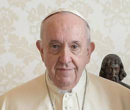La muerte del Papa Francisco marca el inicio de uno de los procesos más tradicionales y solemnes del Vaticano: la elección de un nuevo Papa. Este procedimiento, que se realiza bajo estrictas normas y en un ambiente de total secreto, ha sido prácticamente el mismo durante siglos. Los cardenales del mundo entero se reúnen en la Capilla Sixtina para elegir al sucesor de San Pedro, un proceso que culmina con la esperada fumata blanca, señal de que ya hay un nuevo Sumo Pontífice. A continuación, te contamos paso a paso cómo funciona este ritual lleno de simbolismo y tradición.