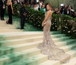 Un majestuoso vestido transparente de Maison Schiaparelli con incrustaciones de cristales y alas de mariposa en la parte frontal fue la elección de Jennifer López para su debut como co host de la MET Gala 2024.