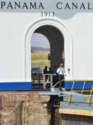 Obama visita el canal de Panamá