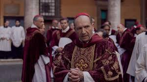 La película está inspirada en la novela homónima de Robert Harris, un autor reconocido por sus thrillers históricos. Aunque la historia es ficticia, Harris se basó en el auténtico proceso de selección papal, ofreciendo una visión detallada y realista de los entresijos del Vaticano.
