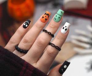 Prepárate para embarcarte en un viaje lleno de infinitas opciones de uñas que capturan la esencia de Halloween y combinan con la emoción de tu disfraz. ESTILO te trae los mejores diseños para que tus esmalte cobre vida espeluznante.