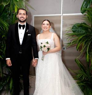 El salón Jordán del Club Hondureño Árabe fue el escenario perfecto para celebrar la elegante recepción de los nuevos esposos, Carlos Enrique Tróchez Pinto y Estela María Paz Enamorado, quienes después de seis años de noviazgo decidieron unir sus vidas en sagrado matrimonio.