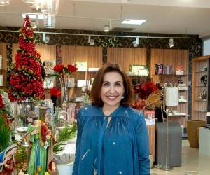 Con un cóctel lleno de encanto, detalles exclusivos y el inconfundible sello de distinción que la caracteriza, Eleganza conmemoró su 33 aniversario en una tarde dedicada al buen gusto y la elegancia. En la foto: Carolina Canahuati, gerente de Eleganza.