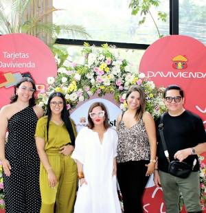 La capital vivió una jornada inolvidable donde el amor por mamá se expresó con autenticidad, gratitud y apoyo al talento local. “Bonds &amp; Blessings”, organizado por Davivienda y Revista Estilo, transformó La Galería en un punto de encuentro lleno de experiencias memorables: cocteles de bienvenida, música en vivo, una ruleta de premios, espacio infantil y un pop-up shop cuidadosamente curado.