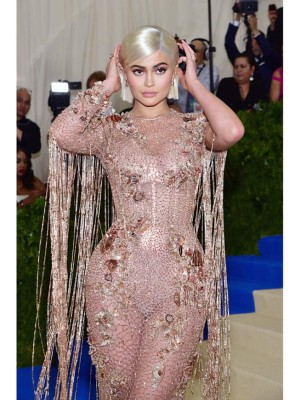 Y cada día aumenta la fama con el maquillaje de Kylie Jenner quien ha lanzando un set de pintalabios y delineador, en diferentes colores y ahora también con highlighters que la han hecho acumular una fortunaconsiderable, por ser los favoritos en las redes sociales.<br/><br/>